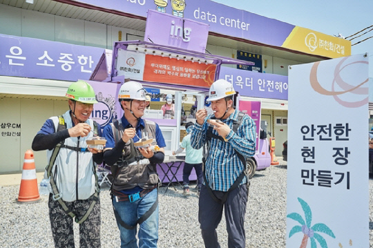경기 안산 카카오데이터센터 현장 근로자들이 한화 건설부문이 제공한 아이스크림을 먹고 있다. <한화 건설부문 제공>